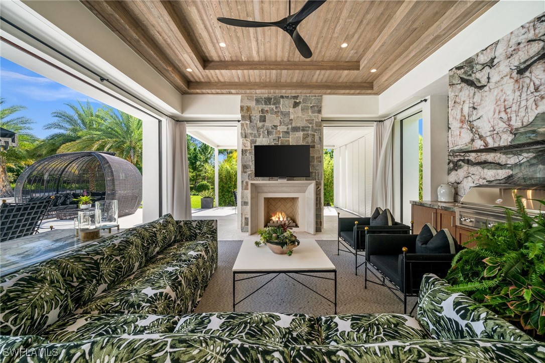 142 Eugenia Dr Naples, FL 34108