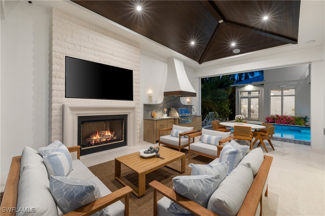 575 13th Ave Naples, FL 34102