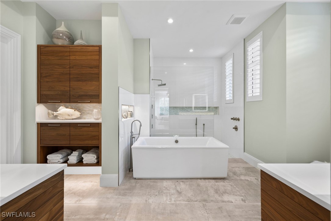 745 Riviera Dr Naples, FL 34103