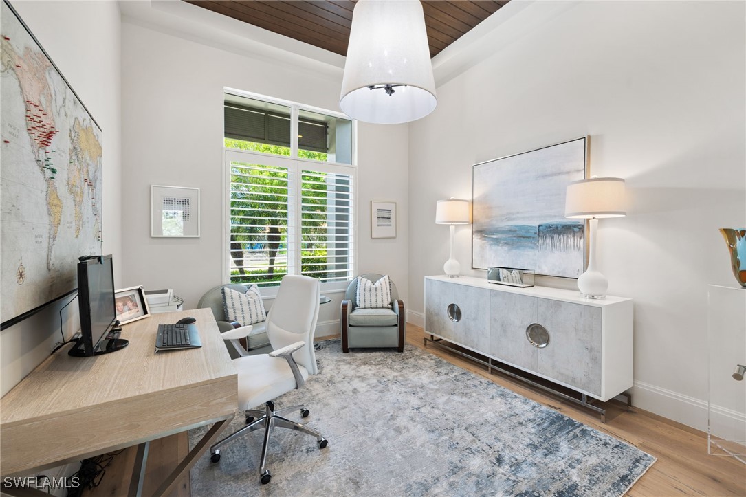 745 Riviera Dr Naples, FL 34103