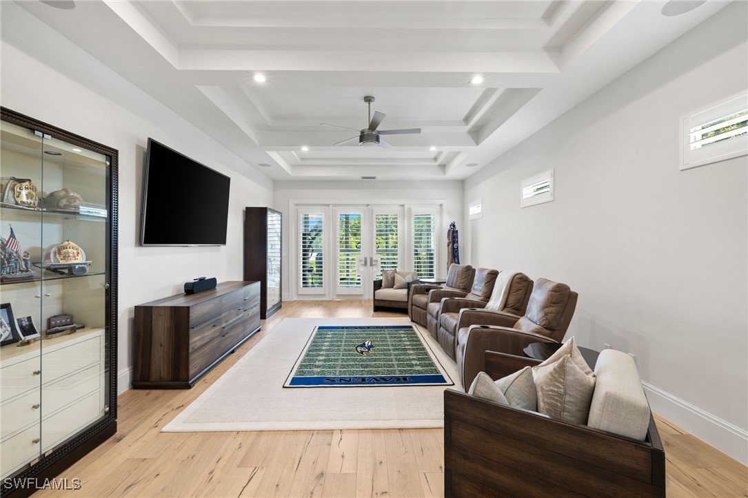 745 Riviera Dr Naples, FL 34103