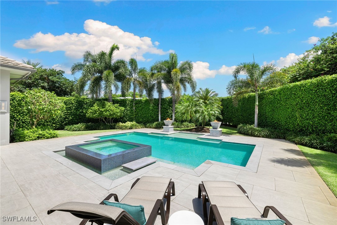 745 Riviera Dr Naples, FL 34103