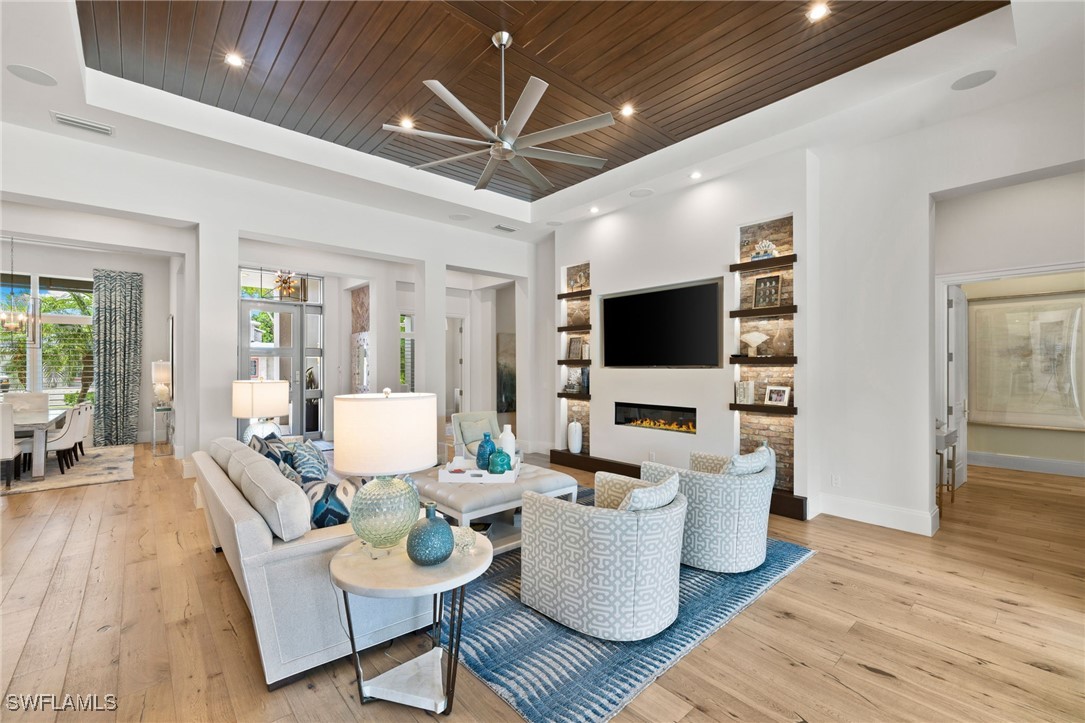 745 Riviera Dr Naples, FL 34103