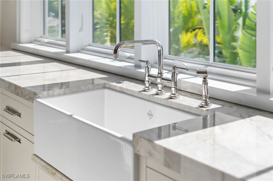 330 Hawser Ln Naples, FL 34102