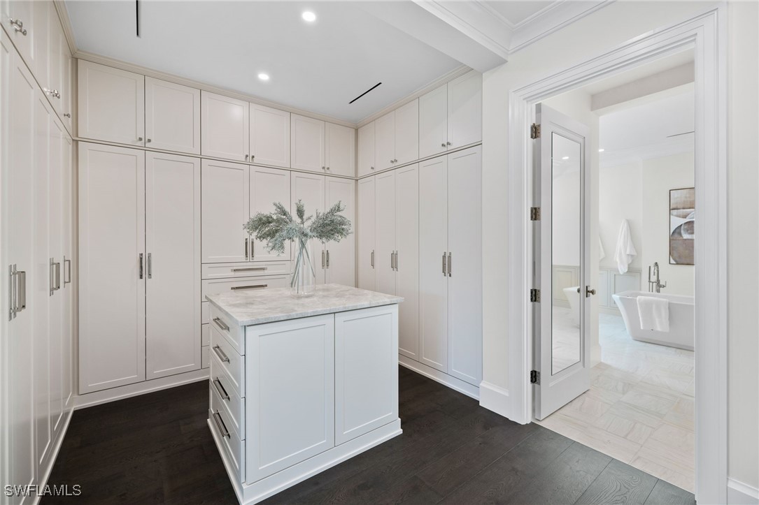 330 Hawser Ln Naples, FL 34102