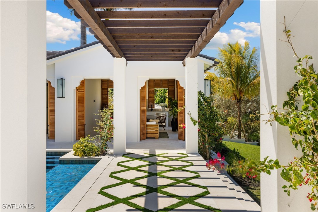 330 Hawser Ln Naples, FL 34102