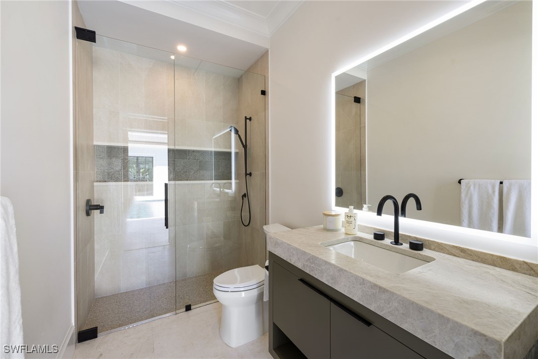 330 Hawser Ln Naples, FL 34102