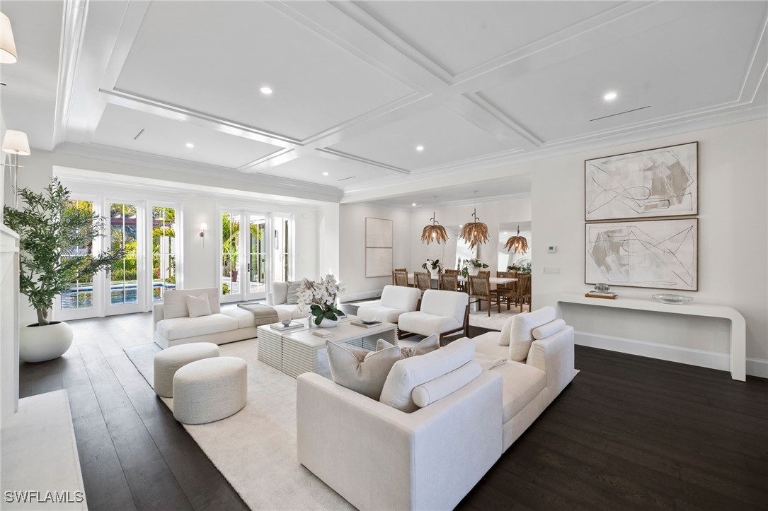 330 Hawser Ln Naples, FL 34102