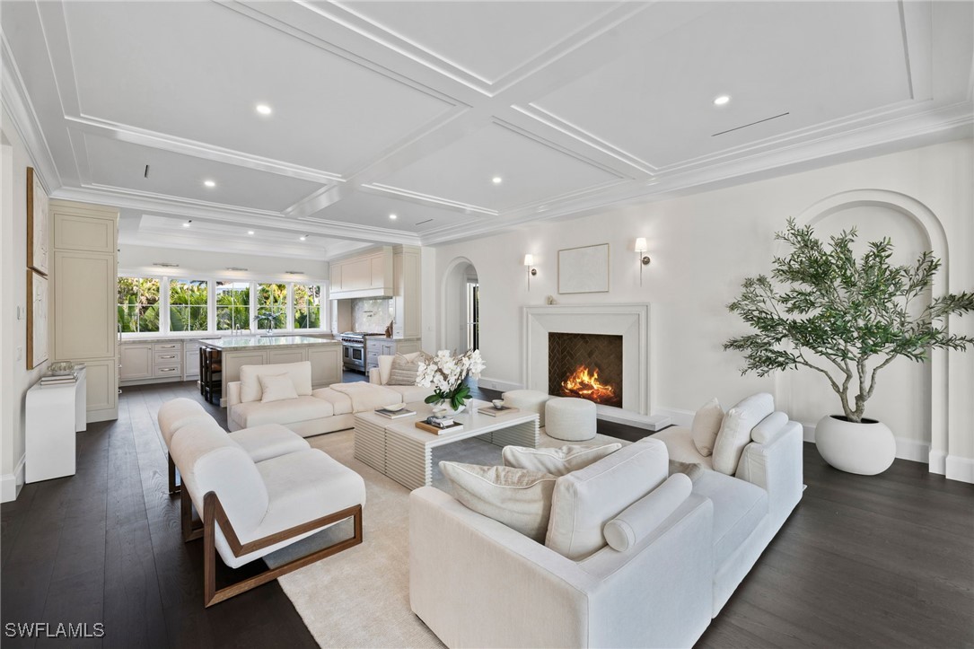 330 Hawser Ln Naples, FL 34102