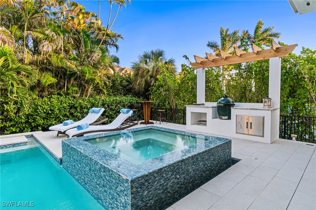 3290 Crayton Rd Naples, FL 34103