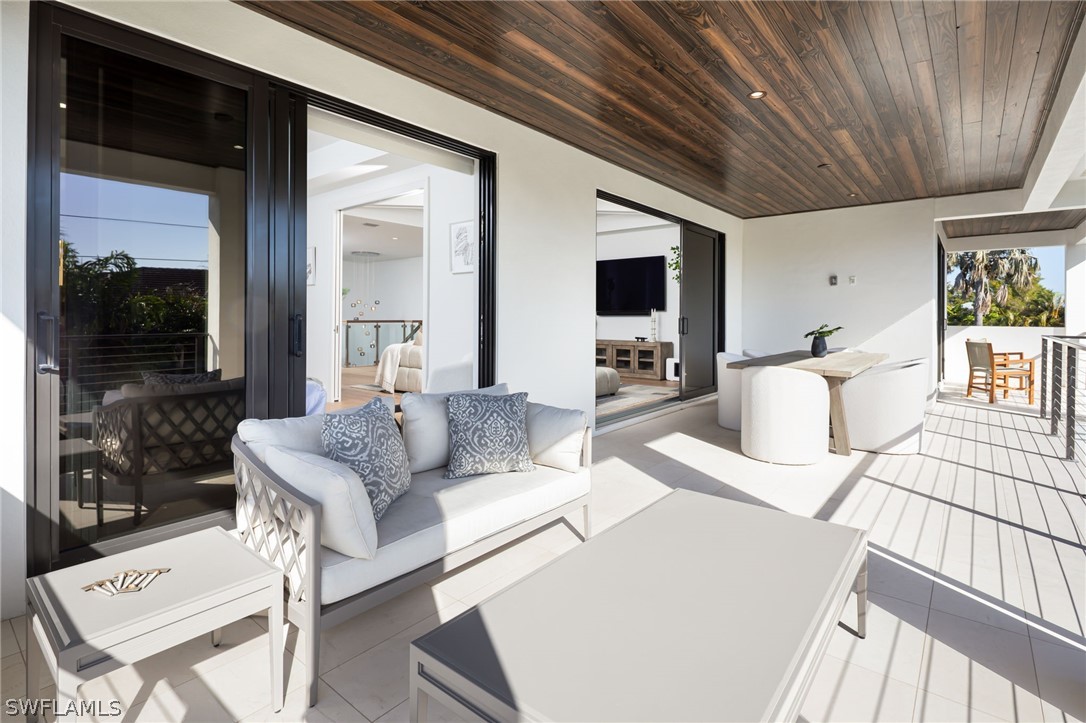 3636 Crayton Rd Naples, FL 34103