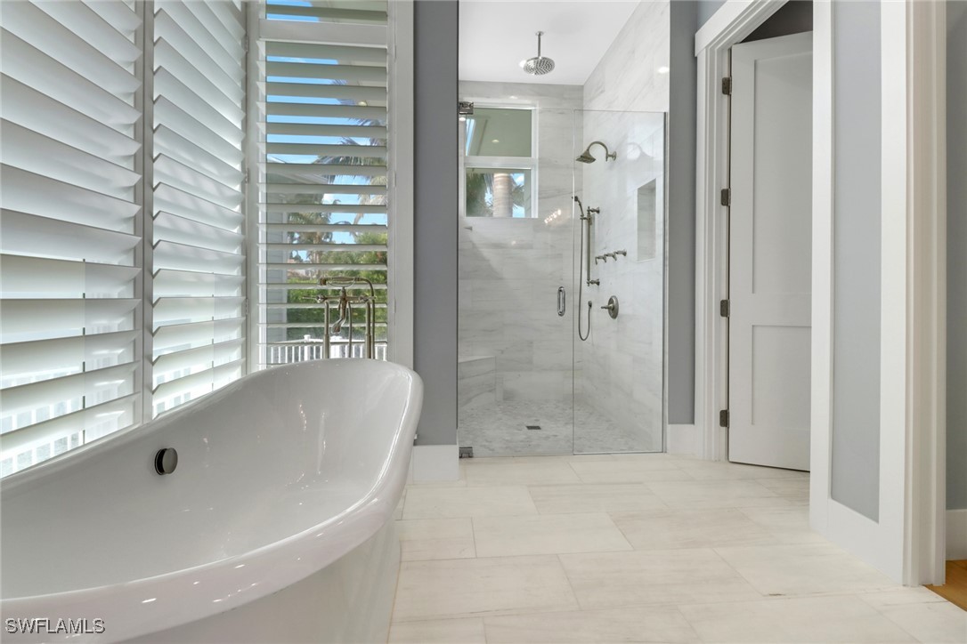 1300 Cobia Ct Naples, FL 34102