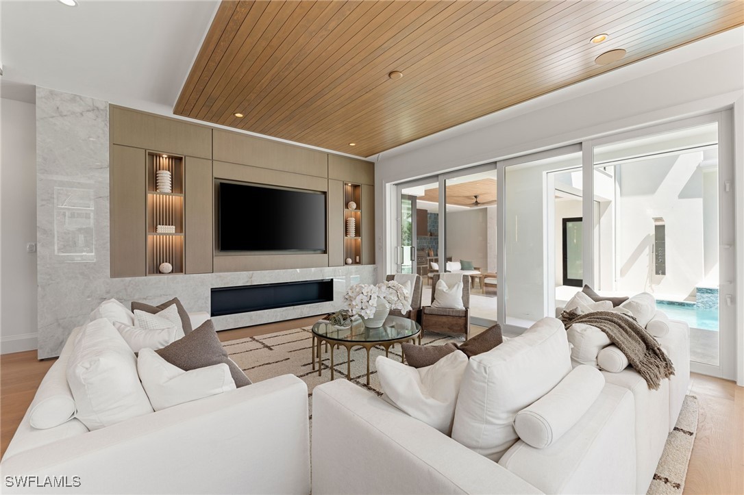 581 14th Ave Naples, FL 34102