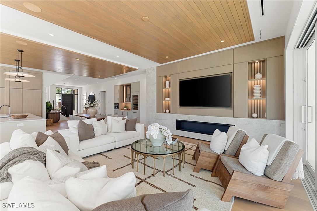 581 14th Ave Naples, FL 34102