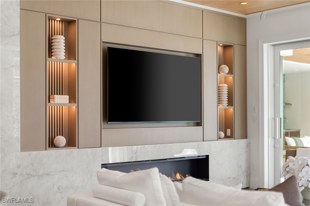 581 14th Ave Naples, FL 34102